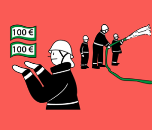 Zeichnung von vier Menschen. Vorne ist eine Feuerwehr-Frau. Sie schaut nach links. Sie hat beide Hände ausgestreckt nach vorne. Über ihren Händen sind zwei 100 €-Scheine. Hinten stehen drei Personen. Eine große Person und eine Kleine Person halten einen Schlauch. Aus dem Schlauch kommt Wasser. Das Wasser spritzt nach rechts. Daneben steht noch eine Andere kleine Person. Sie schaut den beiden anderen zu. Alle Personen tragen Helme und einen Feuerwehranzug. Die Zeichnung ist im Querformat. Der Hintergrund ist rot. Die Figuren sind schwarz. Die Geldscheine und der Schlauch sind grün.